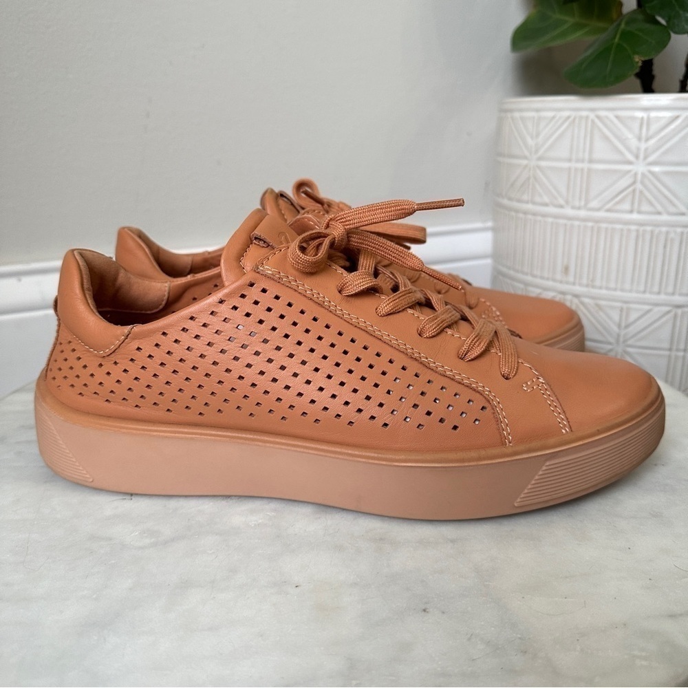 Ecco Street Tray Sandstone
Brown Perforated Sneaker Shoes
Size 10 10.5